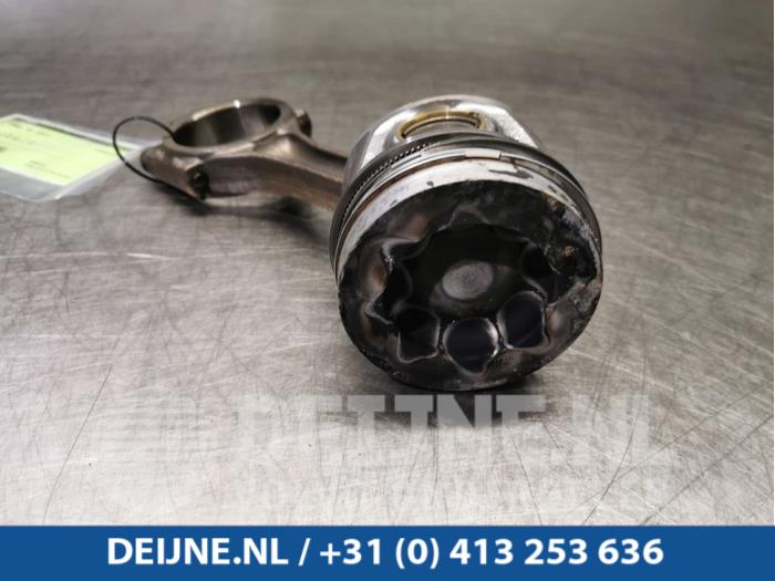 Kolben van een Volkswagen Transporter T5 2.0 TDI DRF 2013