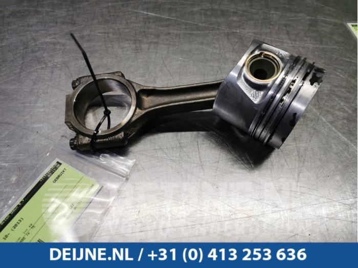 Kolben van een Volkswagen Transporter T5 2.0 TDI DRF 2013