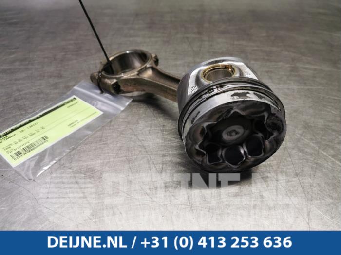 Kolben van een Volkswagen Transporter T5 2.0 TDI DRF 2013