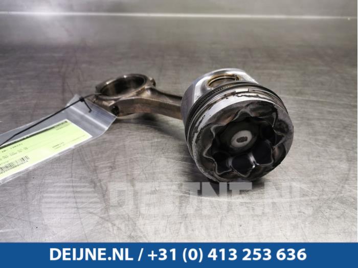 Kolben van een Volkswagen Transporter T5 2.0 TDI DRF 2013