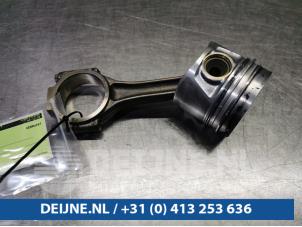 Kolben van een Volkswagen Transporter T5 2.0 TDI DRF 2013