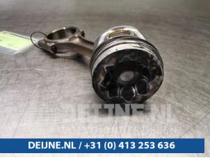 Kolben van een Volkswagen Transporter T5 2.0 TDI DRF 2013