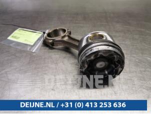 Kolben van een Volkswagen Transporter T5 2.0 TDI DRF 2013