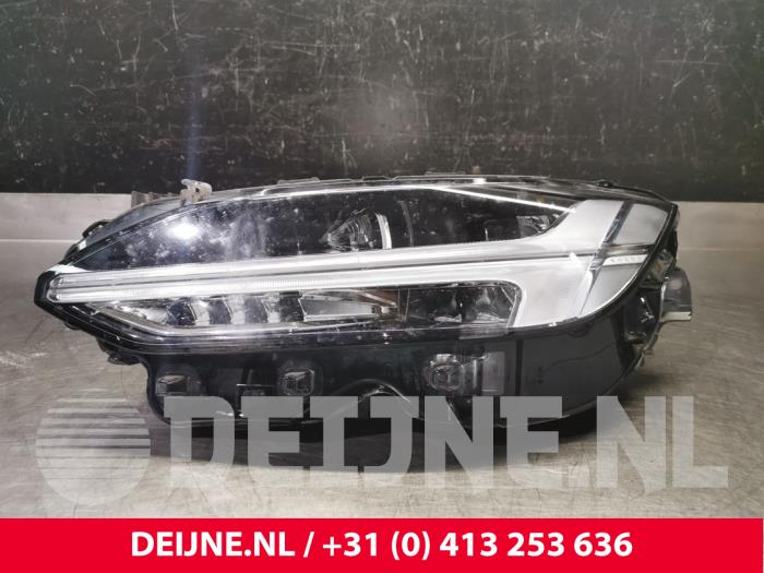 Używane Reflektor lewy Volvo V90 II (PW) 2.0 D5 16V AWD Cena € 350,00 Procedura marży oferowane przez van Deijne Onderdelen Uden B.V.