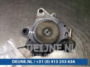 Used Vacuum pump (diesel) Nissan Atleon Price € 90,75 Inclusive VAT offered by van Deijne Onderdelen Uden B.V.