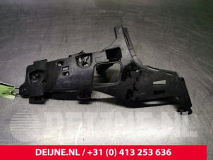 Usados Soporte de parachoques izquierda delante Volvo V60 Precio € 20,00 Norma de margen ofrecido por van Deijne Onderdelen Uden B.V.
