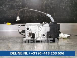 Usagé Serrure portière mécanique 2portes droite Fiat Scudo (270) 2.0 D Multijet 4x4 Prix € 48,40 Prix TTC proposé par van Deijne Onderdelen Uden B.V.
