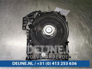 Gebrauchte Subwoofer BMW 5 serie (F10) 525d 16V Preis € 45,00 Margenregelung angeboten von van Deijne Onderdelen Uden B.V.