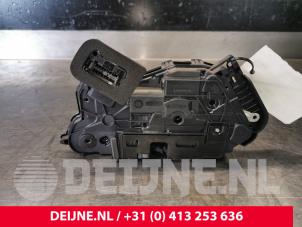 Używane Mechanizm blokady drzwi lewych przednich wersja 4-drzwiowa Volkswagen Touran (5T1) 2.0 TDI 150 Cena € 19,00 Procedura marży oferowane przez van Deijne Onderdelen Uden B.V.