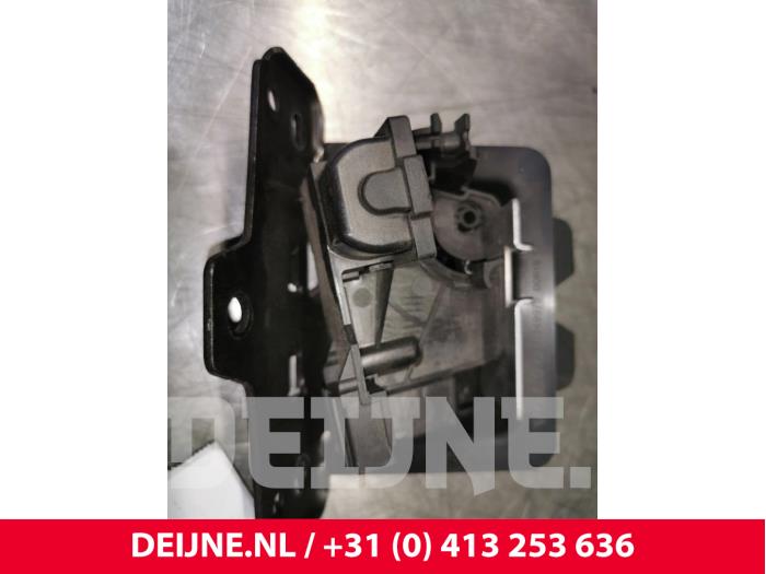 Tailgate lock mechanism from a Volvo V60 II (ZW) 2.0 D3 16V 2019