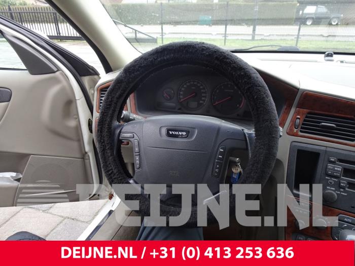 Left airbag (steering wheel) from a Volvo V70 (SW) 2.4 T 20V 2001