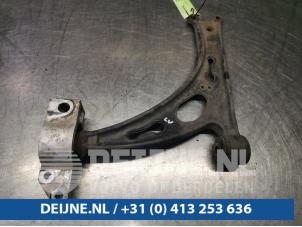 Usagé Bras de suspension bas avant gauche Volkswagen Caddy Prix € 42,35 Prix TTC proposé par van Deijne Onderdelen Uden B.V.