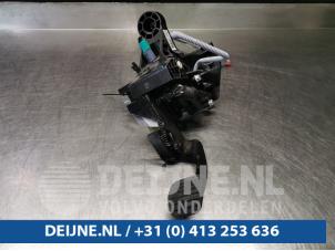 Used Clutch pedal Renault Trafic (1FL/2FL/3FL/4FL) 1.6 dCi 120 Twin Turbo Price € 121,00 Inclusive VAT offered by van Deijne Onderdelen Uden B.V.