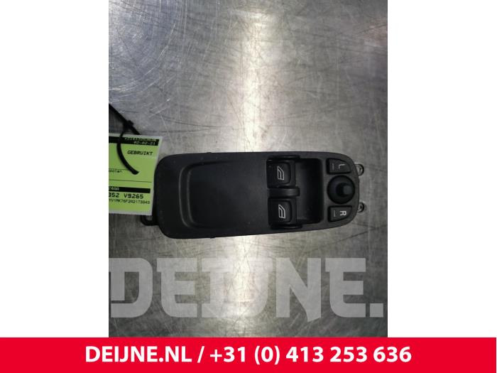Usados Interruptor de ventanilla eléctrica Volvo C30 (EK/MK) 1.6 D 16V Precio € 35,00 Norma de margen ofrecido por van Deijne Onderdelen Uden B.V.