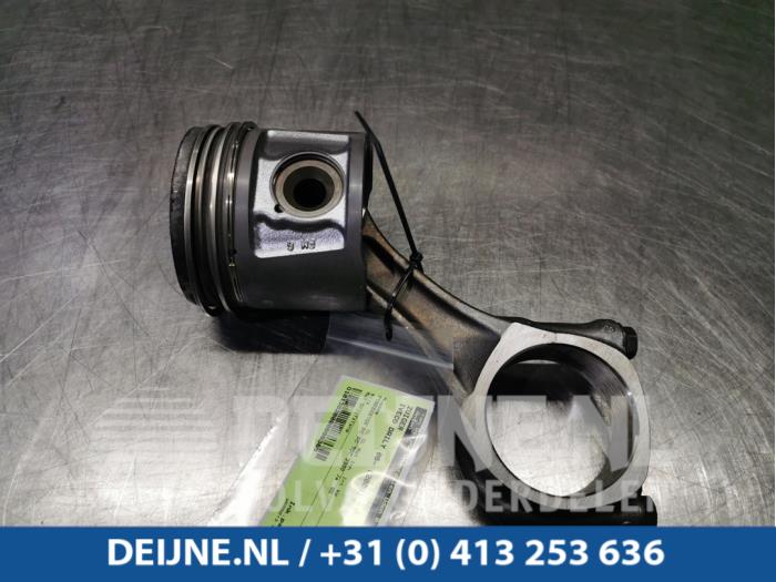 Usagé Piston Iveco Daily Prix € 121,00 Prix TTC proposé par van Deijne Onderdelen Uden B.V.