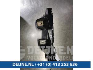 Używane Wspornik zderzaka lewy tyl Mercedes C (W205) C-220 2.2 CDI BlueTEC, C-220 d 16V Cena € 9,00 Procedura marży oferowane przez van Deijne Onderdelen Uden B.V.