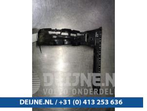 Używane Wspornik zderzaka lewy tyl Mercedes C (W205) C-220 2.2 CDI BlueTEC, C-220 d 16V Cena € 10,00 Procedura marży oferowane przez van Deijne Onderdelen Uden B.V.
