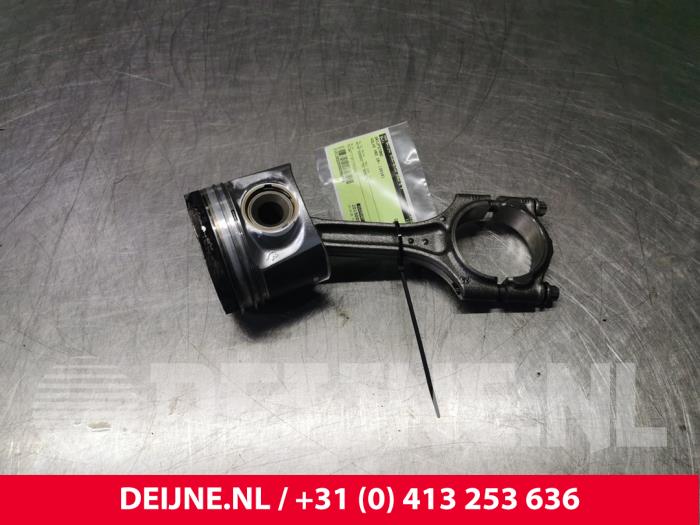 Używane Korbowód Volvo V60 II (ZW) 2.0 D4 16V Cena € 60,00 Procedura marży oferowane przez van Deijne Onderdelen Uden B.V.