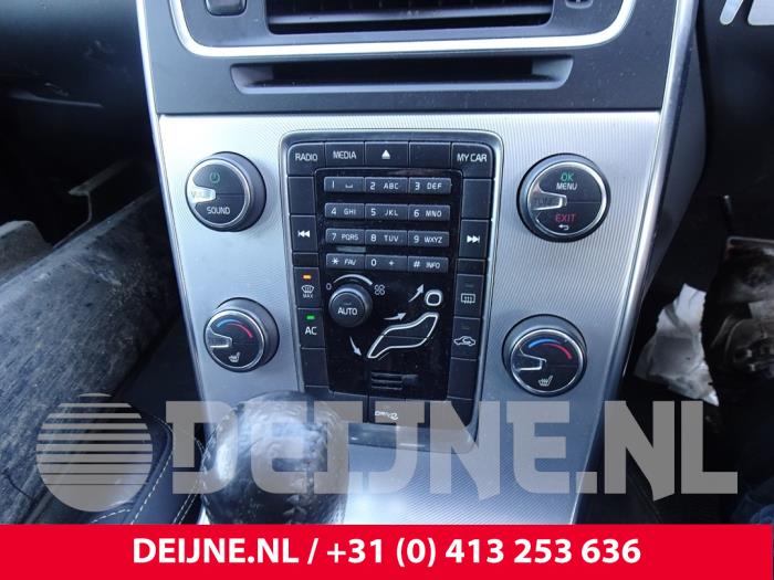 Display unité de contrôle multi media d'un Volvo S60 II (FS) 1.6 DRIVe,D2 2012