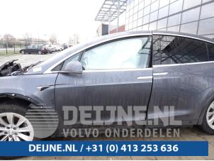 Gebrauchte Seitenschürze links Tesla Model X 100D Preis auf Anfrage angeboten von van Deijne Onderdelen Uden B.V.