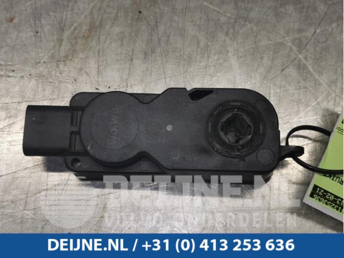 Used Cooling computer Tesla Model X 100D Price € 48,40 Inclusive VAT offered by van Deijne Onderdelen Uden B.V.