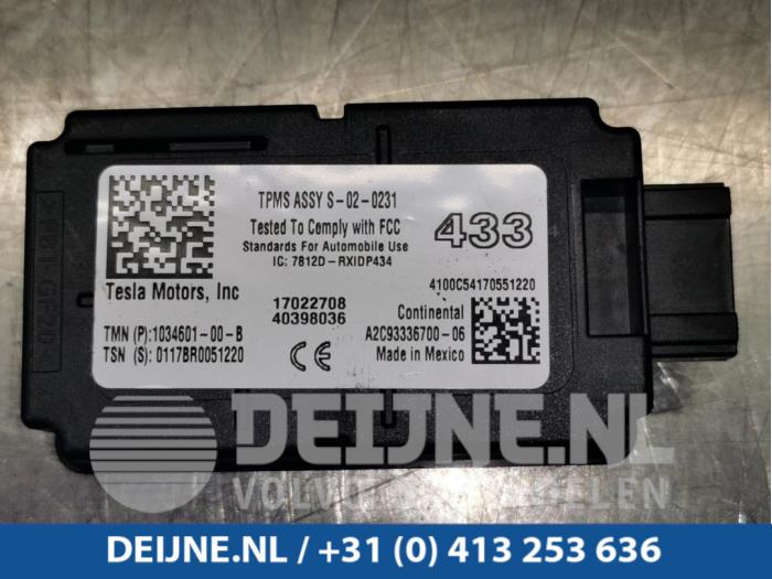 Begagnade Däcktrycksantenn Tesla Model X 100D Pris € 24,20 Inklusive moms erbjuds av van Deijne Onderdelen Uden B.V.