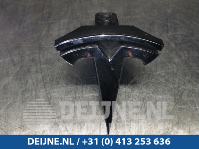 Używane Emblemat Tesla Model X 100D Cena € 48,40 Z VAT oferowane przez van Deijne Onderdelen Uden B.V.