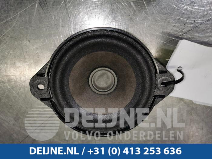 Używane Glosnik Tesla Model S 75D Cena € 12,10 Z VAT oferowane przez van Deijne Onderdelen Uden B.V.