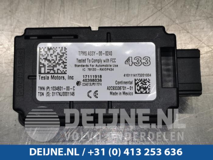 Begagnade Däcktrycksantenn Tesla Model S 75D Pris € 36,30 Inklusive moms erbjuds av van Deijne Onderdelen Uden B.V.