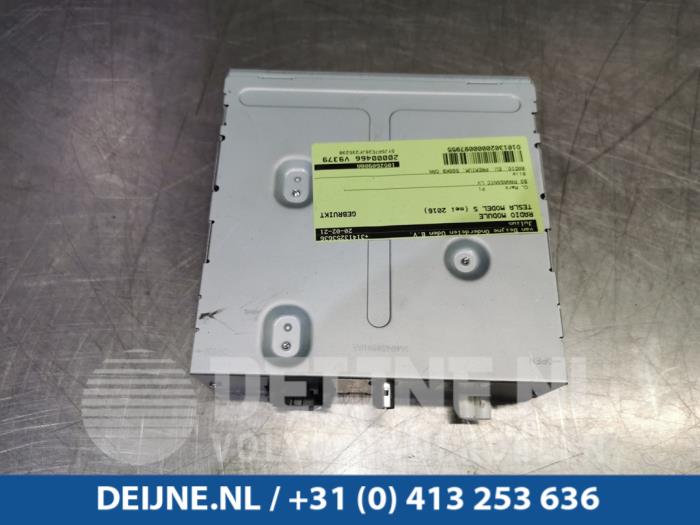 Używane Modul radiowy Tesla Model S 75D Cena € 96,80 Z VAT oferowane przez van Deijne Onderdelen Uden B.V.