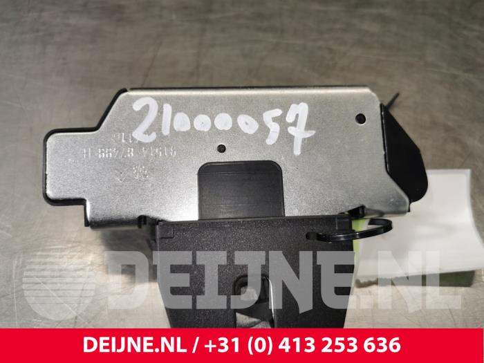 Tailgate lock mechanism from a Peugeot 5008 I (0A/0E) 1.6 THP 16V 2011