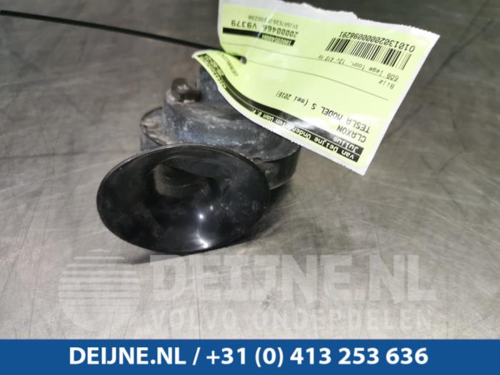 Używane Klakson Tesla Model S 75D Cena € 12,10 Z VAT oferowane przez van Deijne Onderdelen Uden B.V.