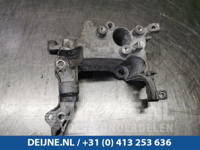 Usagé Support dynamo haut Citroen Berlingo 1.6 BlueHDI 100 Prix € 42,35 Prix TTC proposé par van Deijne Onderdelen Uden B.V.