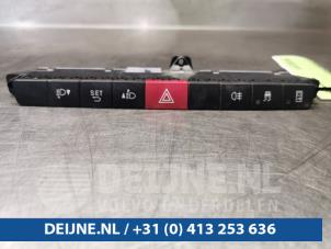 Usagé Bouton de warning Iveco New Daily VI 33S13, 35C13, 35S13 Prix € 60,50 Prix TTC proposé par van Deijne Onderdelen Uden B.V.