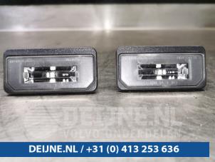 Usagé Eclairage immatriculation Tesla Model S 75D Prix sur demande proposé par van Deijne Onderdelen Uden B.V.