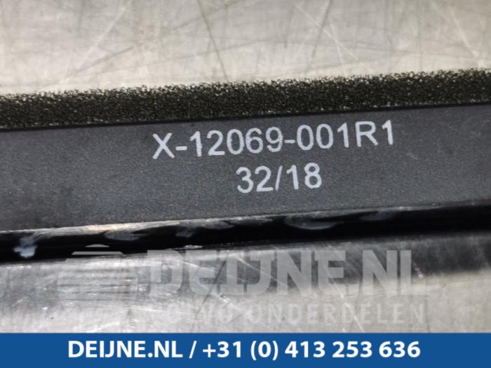 Używane Keyless Entry-Antena Tesla Model S 75D Cena € 24,20 Z VAT oferowane przez van Deijne Onderdelen Uden B.V.