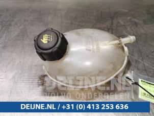 Usados Vaso de expansión Renault Captur (2R) 0.9 Energy TCE 12V Precio € 25,00 Norma de margen ofrecido por van Deijne Onderdelen Uden B.V.