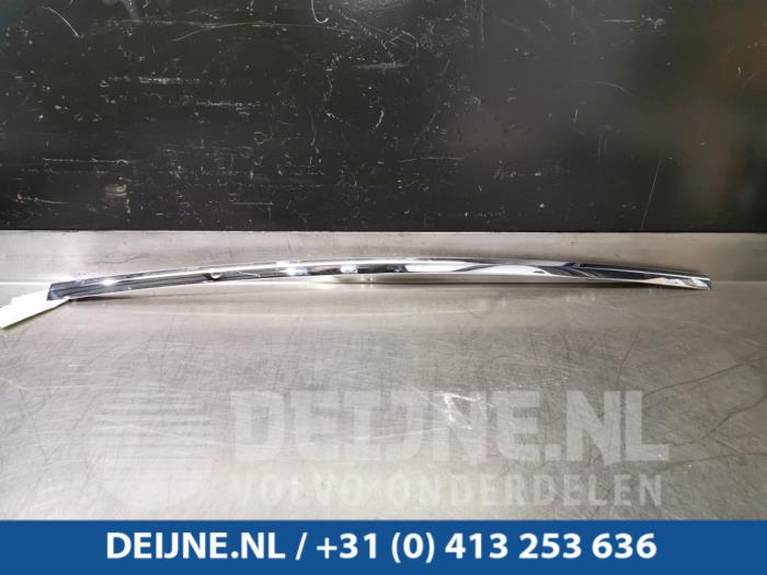 Begagnade Dekorstripe Tesla Model X 100D Pris € 96,80 Inklusive moms erbjuds av van Deijne Onderdelen Uden B.V.