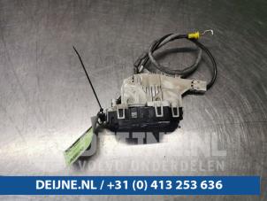 Used Door lock mechanism 2-door, right Mercedes Sprinter 4t (910.0/910.1/907.1/907.2) 316 CDI 2.1 D Price € 84,70 Inclusive VAT offered by van Deijne Onderdelen Uden B.V.