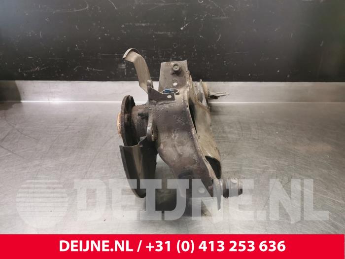 Knuckle, rear right from a Volvo XC70 (BZ) 2.4 D5 20V 205 AWD 2011
