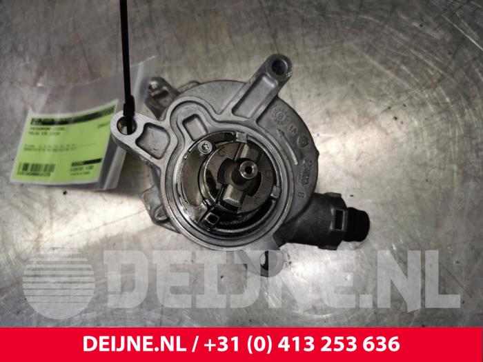 Vacuum pump (diesel) from a Volvo V70 (BW) 2.4 D 20V 2010