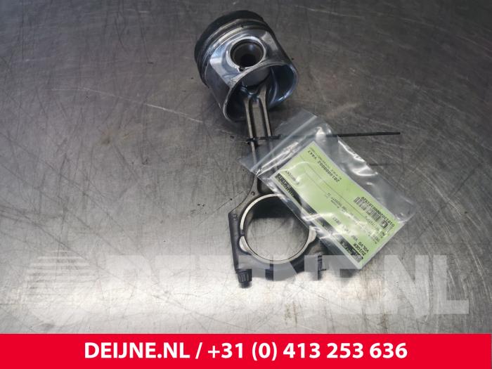 Kolben van een Volvo V60 I (FW/GW) 2.0 D3 20V 2012