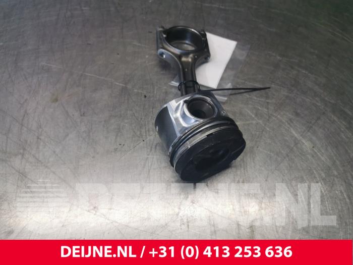 Kolben van een Volvo V60 I (FW/GW) 2.0 D3 20V 2012