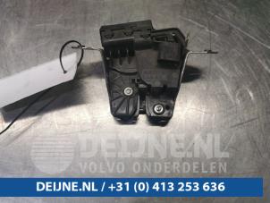 Używane Mechanizm zamka tylnej klapy Mercedes GLC (X253) Cena € 20,00 Procedura marży oferowane przez van Deijne Onderdelen Uden B.V.