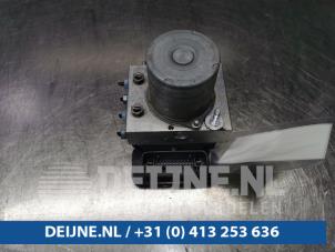 Używane Pompa ABS Mercedes Vito (447.6) 2.2 114 CDI 16V Cena € 242,00 Z VAT oferowane przez van Deijne Onderdelen Uden B.V.