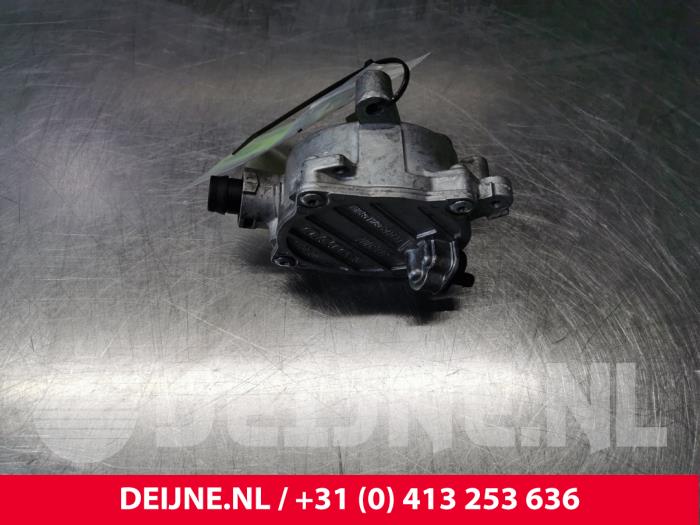 Vacuum pump (diesel) from a Volvo S60 II (FS) 2.0 D3 20V 2014