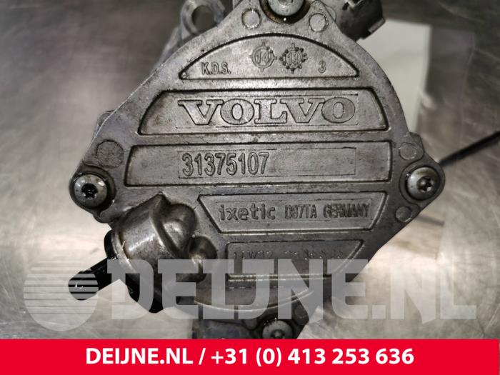 Vacuum pump (diesel) from a Volvo S60 II (FS) 2.0 D3 20V 2014