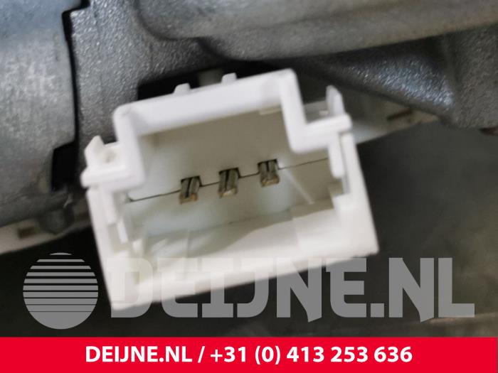 Rear wiper motor from a Citroën Berlingo Multispace 1.6 HDi 90 2011