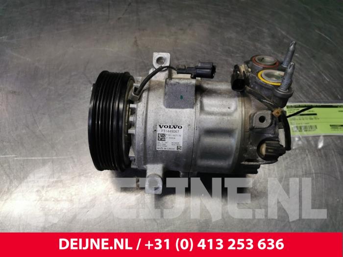 Air conditioning pump from a Volvo V60 II (ZW) 2.0 D3 16V 2019