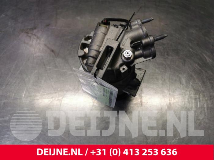 Air conditioning pump from a Volvo V60 II (ZW) 2.0 D3 16V 2019